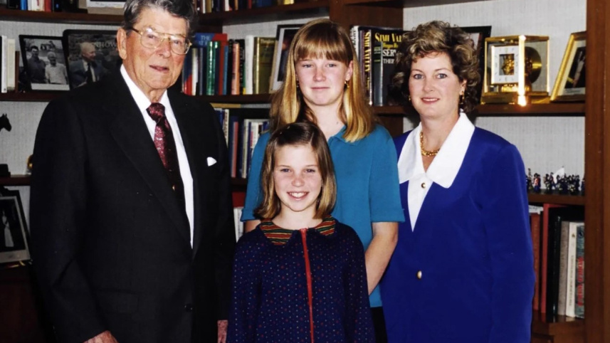 সাবেক মার্কিন প্রেসিডেন্ট রোনাল্ড রিগানের সঙ্গে সুসি ও তার দুই মেয়ে। ফাইল ছবি: সংগৃহীত 