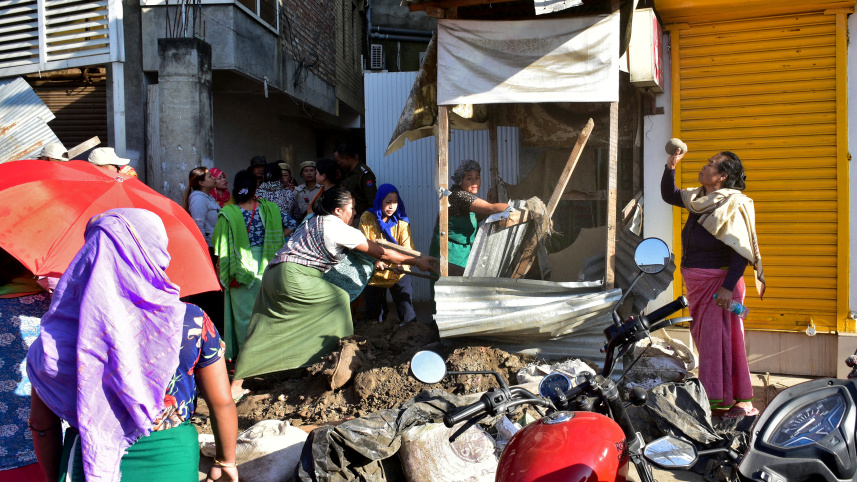 বিক্ষোভকারীরা এক এমএলএর বাড়ির সামনে ভাঙচুর করছেন। ছবি: রয়টার্স