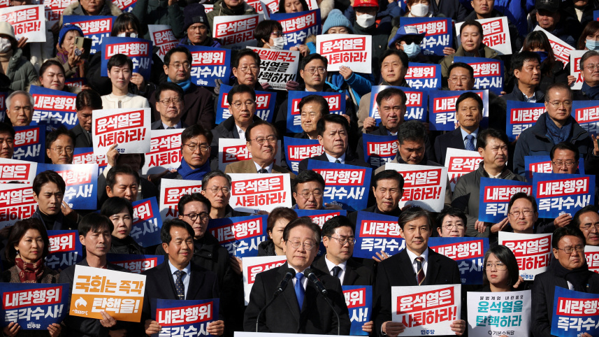দক্ষিণ কোরিয়ার প্রেসিডেন্ট ইউন সুক ইওলের পদত্যাগের দাবিতে বিক্ষোভ। ছবি: রয়টার্স