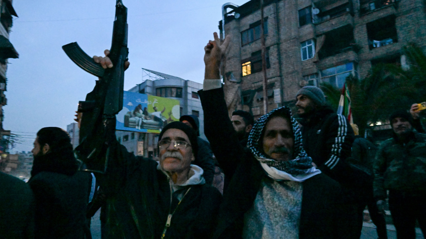 আসাদের পতনের পর বিজয়োল্লাসে বিদ্রোহী ও সাধারণ জনতা। ছবি: এএফপি