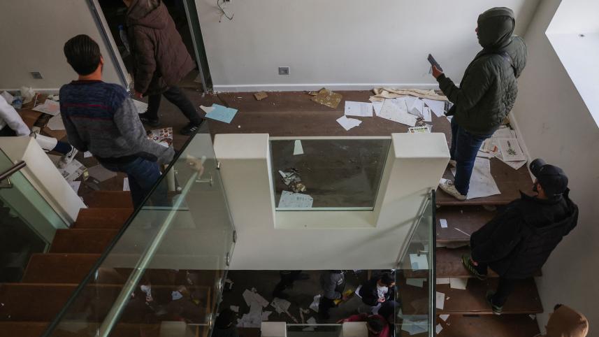 বাশার আল-আসাদের ব্যক্তিগত বাসভবনে ভাঙচুর করে সিরিয়রা। ছবি: এএফপি