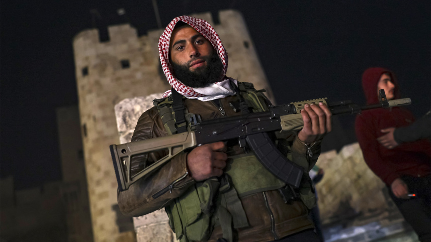 আলেপ্পোর সিটাডেলের সামনে সিরিয়ার বিদ্রোহী সংগঠনের এক যোদ্ধা। ছবি: এএফপি