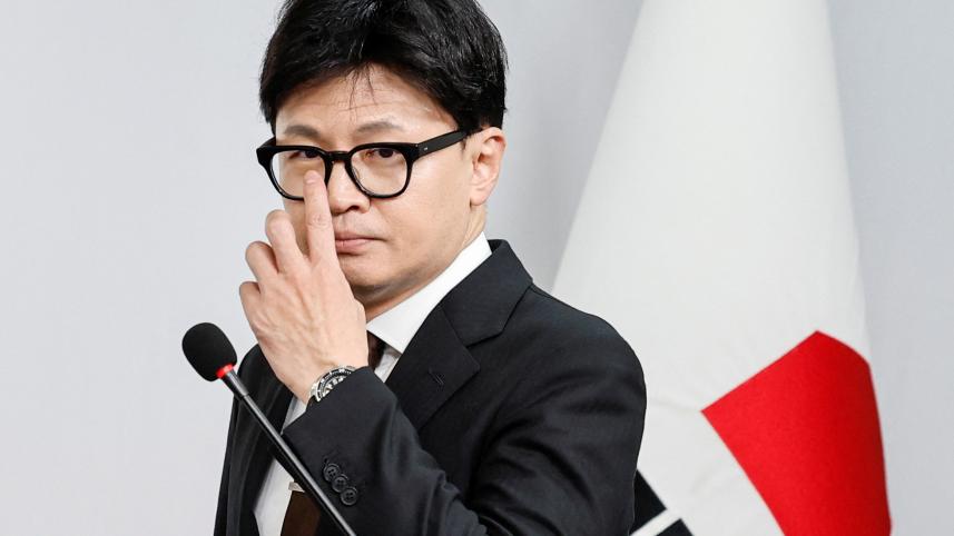 বক্তব্য দেওয়ার আগে চশমা ঠিক করছেন পিপল পাওয়ার পার্টির নেতা ও চেয়ারম্যান হ্যানডং-হুন। ছবি: রয়টার্স