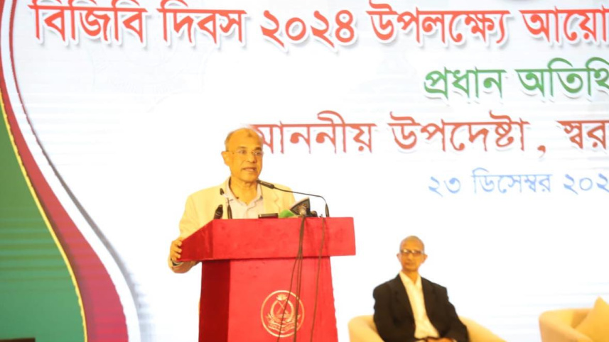 পিলখানায় বিজিবি সদরদপ্তরে এক অনুষ্ঠানে স্বরাষ্ট্র উপদেষ্টা। ছবি: সংগৃহীত