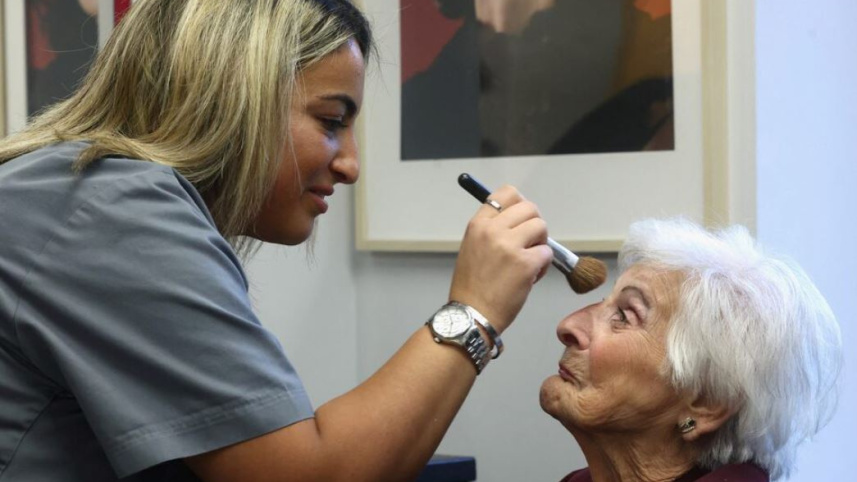 ডান্স ক্লাবে যাওয়ার আগে সাজসজ্জা। ফাইল ছবি: রয়টার্স