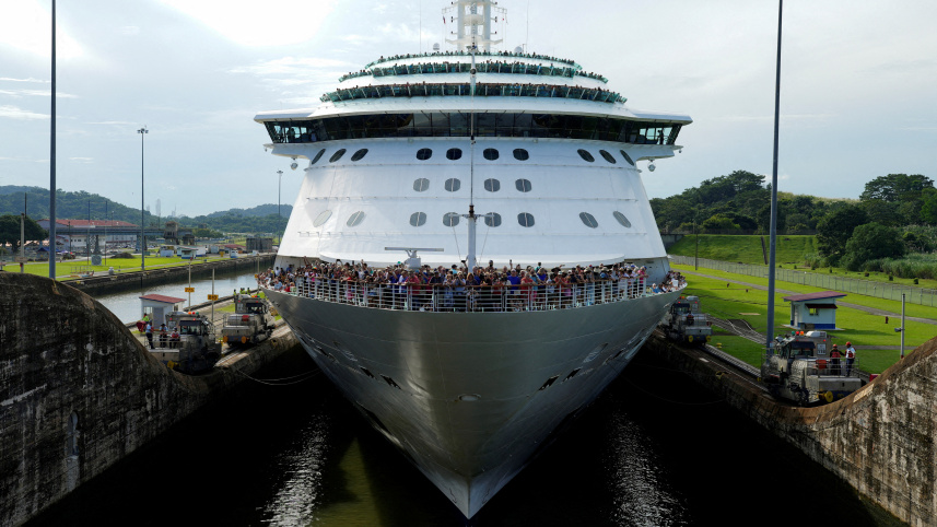 পানামা খালে ভিড়েছে জাহাজ। ফাইল ছবি: রয়টার্স