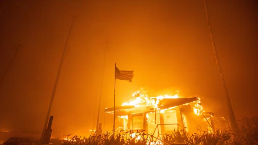 জ্বলছে আগুন, পুড়ছে আমেরিকা। ছবি: রয়টার্স