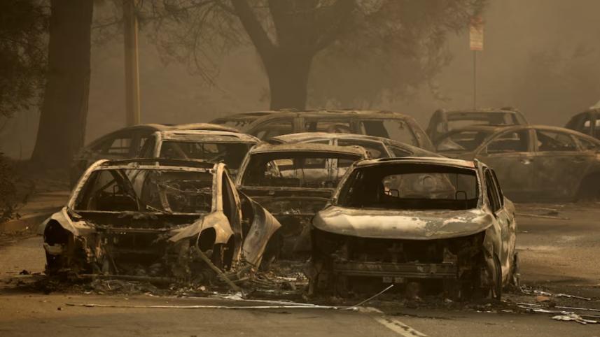 লস অ্যাঞ্জেলেসে আগুনে পুড়ে যাওয়া গাড়ি। ছবি: রয়টার্স