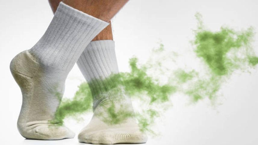 bad_smell_on_leg_while_wearing_socks.jpg