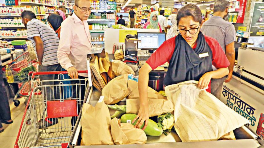 সুপারস্টোরগুলোতে পলিথিনের বিকল্প দেওয়া হচ্ছে। ছবি: প্রবীর দাস/স্টার