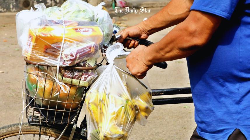 বিস্ময়করভাবে দেশে বর্তমানে পলিব্যাগের পর্যাপ্ত বিকল্প নেই। ছবি: প্রবীর দাস/স্টার