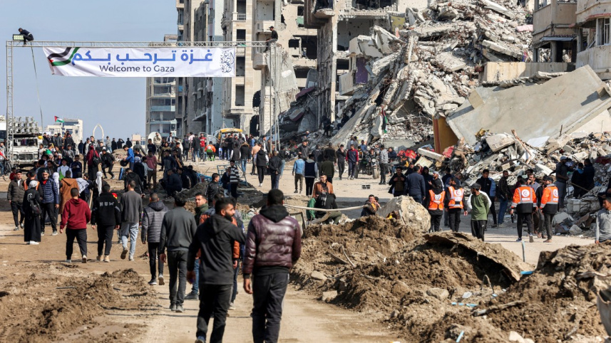 গাজায় যুদ্ধবিরতির ফায়দা নিয়ে দক্ষিণ গাজা থেকে বাস্তুচ্যুত ফিলিস্তিনিরা উত্তর গাজায় ফিরছেন। ছবি: এএফপি