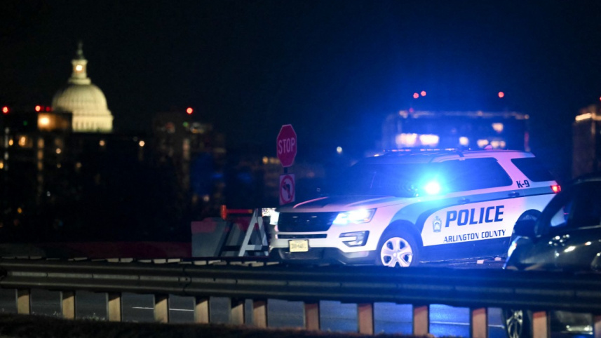 যুক্তরাষ্ট্রে উড়োজাহাজ-হেলিকপ্টার সংঘর্ষের পর উদ্ধারকাজ চলছে। ছবি: এএফপি