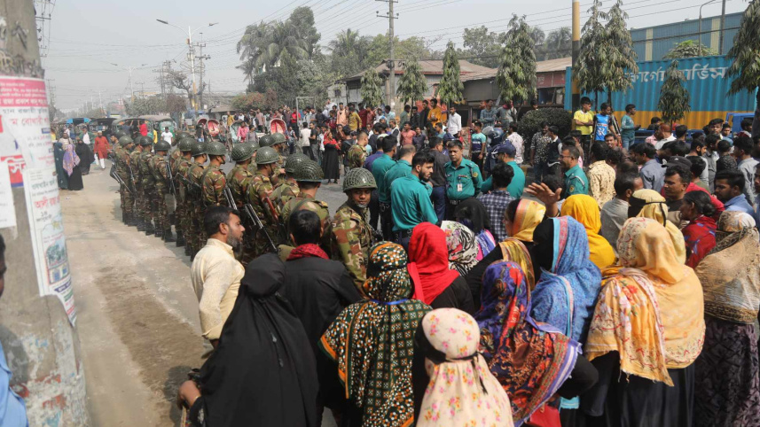 বায়েজিদ বোস্তামী সড়ক অবরোধ করে বিক্ষোভ করছেন আনোয়ারা ড্রেস মেকারসের শ্রমিকরা।