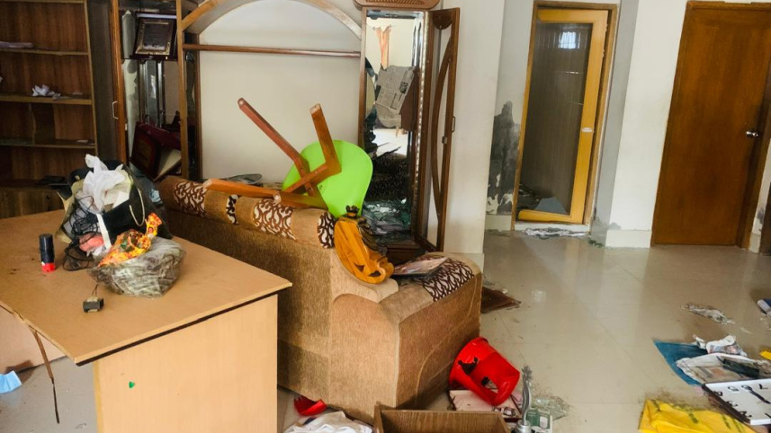 আশুলিয়া ইউনিয়ন আওয়ামী লীগের সভাপতি ও আশুলিয়া ইউনিয়ন পরিষদের সাবেক চেয়ারম্যান শাহাবুদ্দিন মাদবরের বাড়ি ভাঙচুর ও লুটের দাবি। ছবি: সংগৃহীত