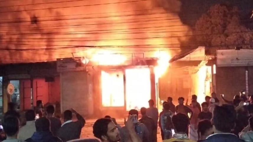 গাজিপুরে আগুনে পুড়েছে দুই দোকান। ছবি: সংগৃহীত