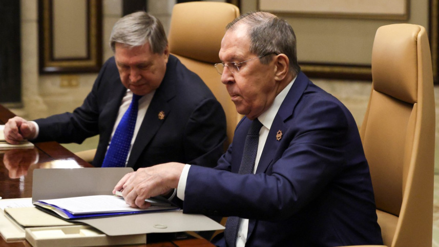 রুশ-মার্কিন বৈঠকে রুশ পররাষ্ট্রমন্ত্রী সের্গেই লাভরভ ও পুতিনের বিশেষ সহযোগী ইউরি উশাকভ । ছবি: এএফপি