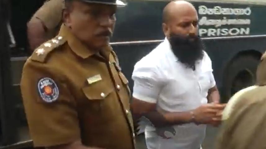 কড়া প্রহরায় গানেমুল্লে সঞ্জিবাকে আদালতে হাজির করা হয়। ছবি: ভিডিও থেকে  