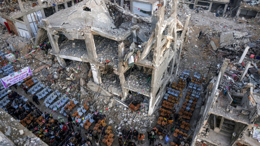 উত্তর গাজার জাবালিয়ায় প্রথম রমজানের ইফতার করতে বসেছেন ফিলিস্তিনি মুসলিমরা। ছবি: এএফপি 