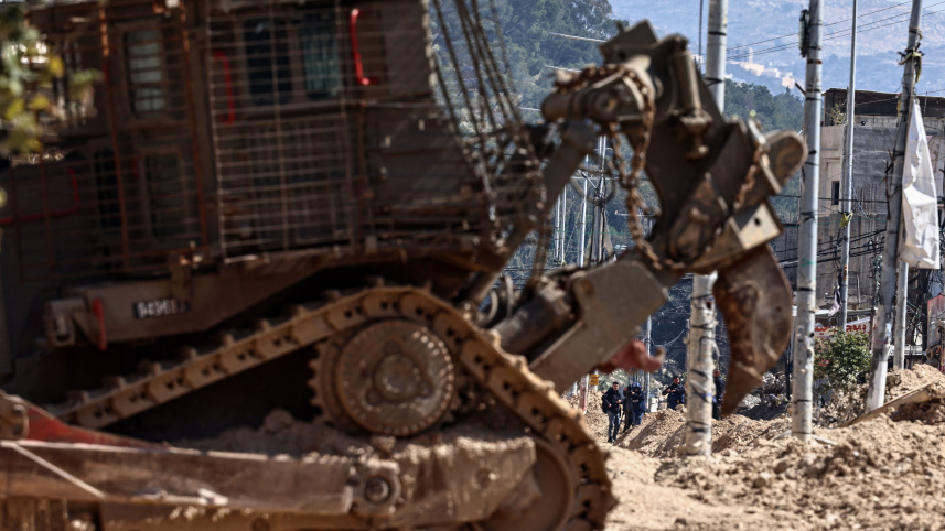 পশ্চিম তীরে বুলডোজার দিয়ে ফিলিস্তিনিদের বাড়িঘড় গুঁড়িয়ে দেওয়া হচ্ছে। ছবি: এএফপি