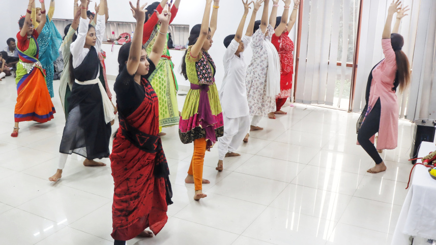 khulna-4_a_three-day_bharatanatyam_training_workshop_was_held_at_khulna_shilpakala_academy_organised_by_udichi_shilpigoshthi_daulatpur_unit.jpg