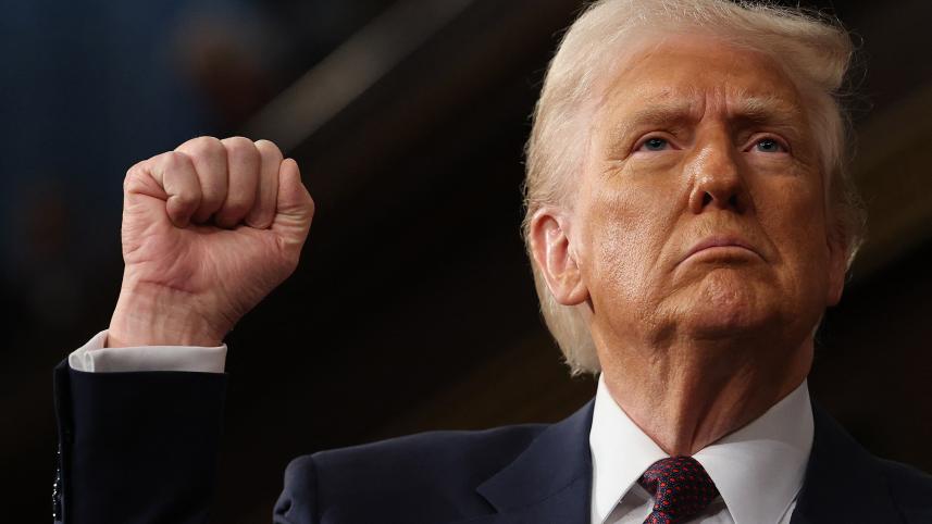 কংগ্রেসের ভাষণে জেলেনস্কির চিঠি পোড়ে শোনান ট্রাম্প। ছবি: এএফপি