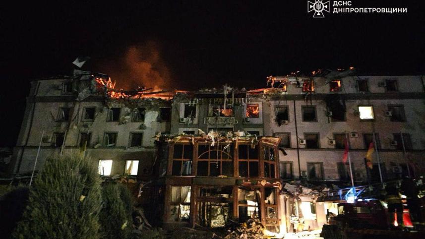 জেলেন্সকির শহর ক্রাইভি রিগের এই হোটেলে ক্ষেপণাস্ত্র হামলা হয়। ছবি: এএফপি