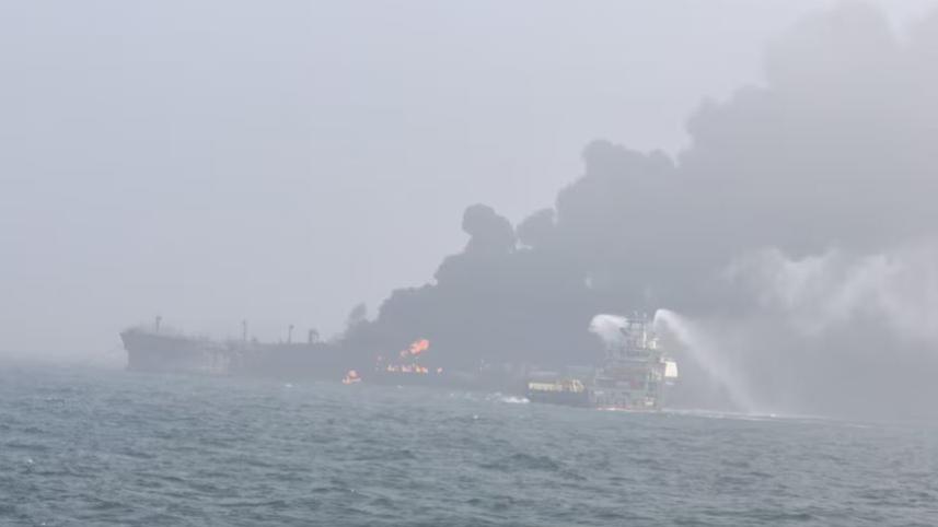 উত্তর সাগরে জেট ফুয়েল বহনকারী একটি তেলের ট্যাংকারের সঙ্গে একটি কার্গো জাহাজের সংঘর্ষ। ছবি: রয়টার্স