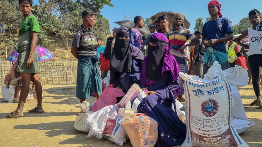 উখিয়ার কুতুপালং শরণার্থী শিবিরে রোহিঙ্গারা খাদ্য সহায়তা গ্রহণ করছেন। ছবি: এএফপি (৬ মার্চ, ২০২৫)