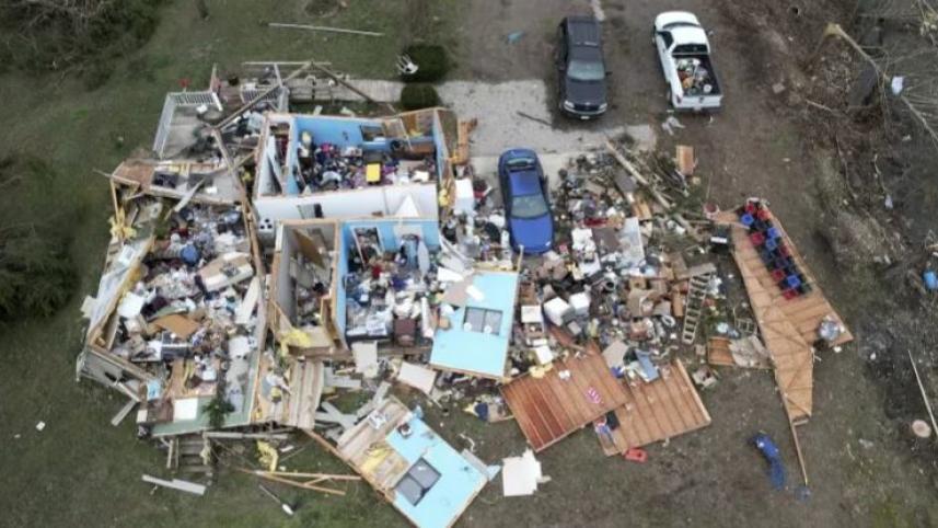 শনিবার ওয়েইন কাউন্টিতে ভয়াবহ ঝড়ে ধ্বংসপ্রাপ্ত একটি বাড়ি। ছবি: ইউএনবি/এপি