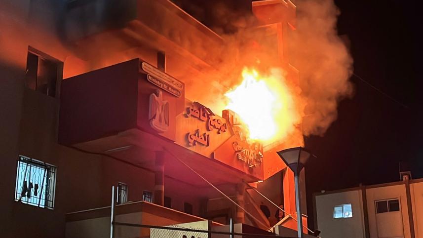 গাজার নাসের হাসপাতালের জরুরি বিভাগে জ্বলছে আগুন। ছবি: এএফপি