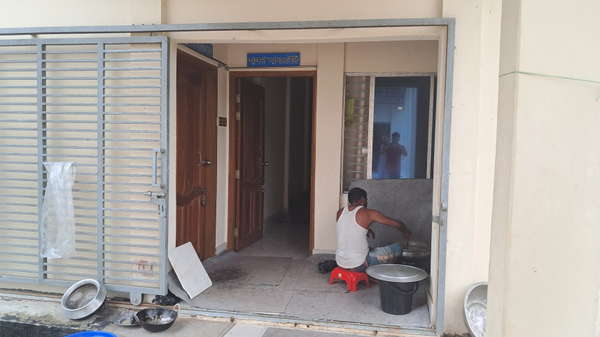 হালদা রিসোর্স সেন্টার বৈজ্ঞানিক গবেষণা ও সম্পদ ব্যবস্থাপনার পরিবর্তে পানি উন্নয়ন বোর্ডের (পাউবো) অস্থায়ী শ্রমিক শেডে পরিণত হয়েছে। ছবি: সংগৃহীত