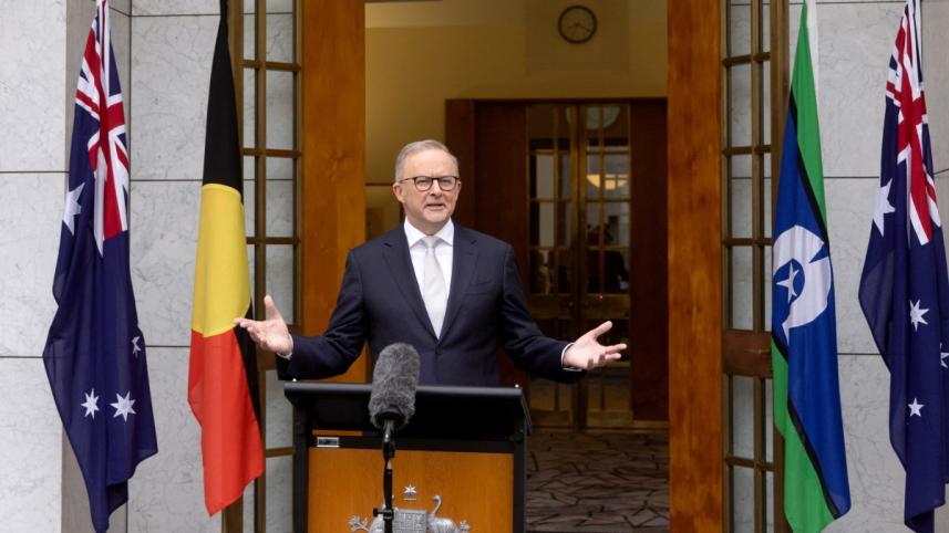 ক্যানবেরার পার্লামেন্ট হাউসে নির্বাচনের দিন ঘোষণা করছেন অস্ট্রেলীয় প্রধানমন্ত্রী অ্যান্থনি আলবানিজ। ছবি: এএফপি