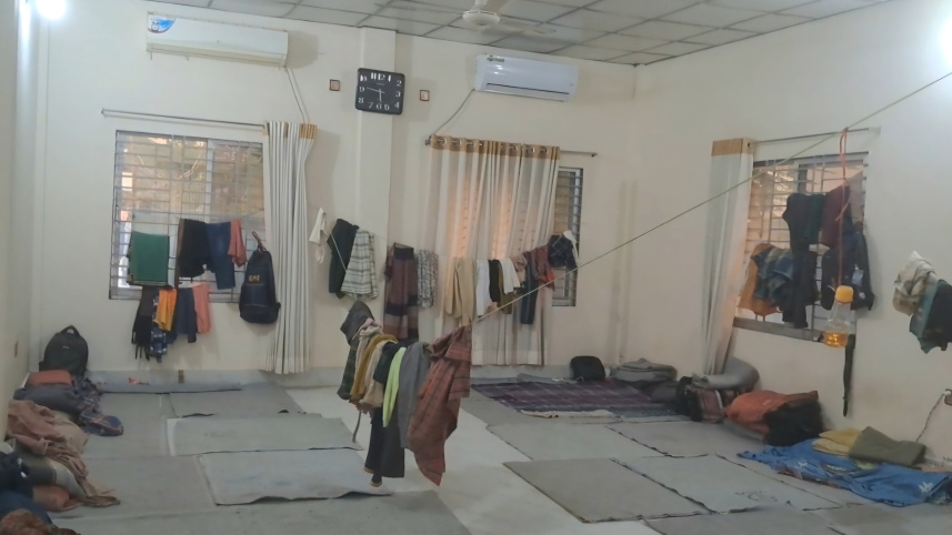 হালদা রিসোর্স সেন্টার বৈজ্ঞানিক গবেষণা ও সম্পদ ব্যবস্থাপনার পরিবর্তে পানি উন্নয়ন বোর্ডের (পাউবো) অস্থায়ী শ্রমিক শেডে পরিণত হয়েছে। ছবি: সংগৃহীত