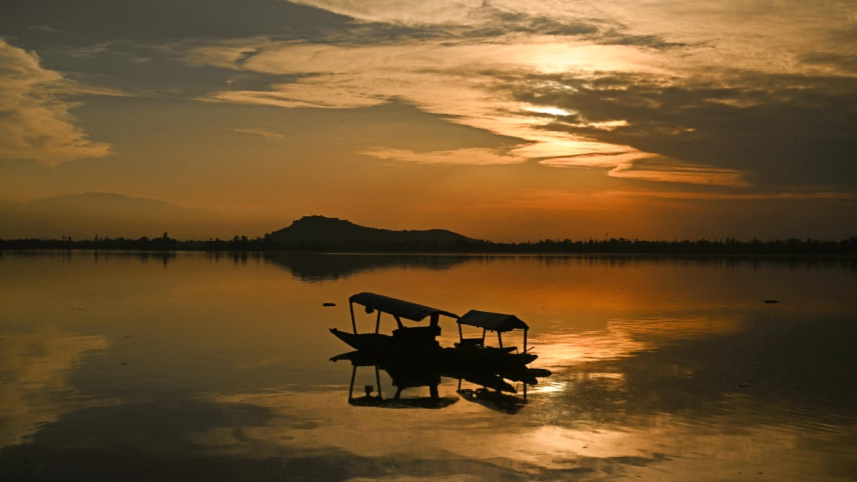 ভারত-পাকিস্তান সম্পর্কে অস্থিরতার জেরে পর্যটকবিহীন ডাল লেকে শূন্য নৌকা। ছবি: এএফপি (৩০ এপ্রিল, ২০২৫)