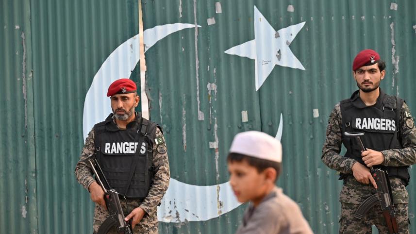 পাকিস্তানে আধা-সামরিক বাহিনীর সদস্যরা সরকারি ভবন পাহারা দিচ্ছেন। ছবি: এএফপি