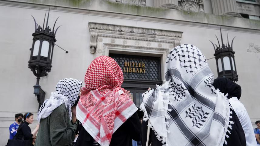 ইসরায়েলি গণহত্যা বিরোধী বিক্ষোভে অংশ নিচ্ছে কলাম্বিয়া বিশ্ববিদ্যালয়ের শিক্ষার্থীরা। ছবি: রয়টার্স