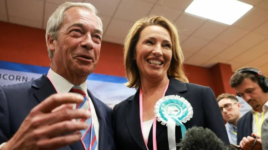 যুক্তরাজ্যের রিফর্ম পার্টির নেতা নাইজেল ফারাজ (বাঁয়ে) ও রানকর্ন উপনির্বাচনে জয়ী সারাহ পোচিন। ফাইল ছবি: রয়টার্স