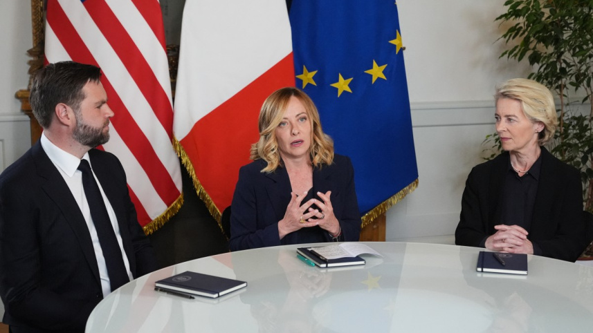 মার্কিন ভাইস প্রেসিডেন্ট জেডি ভ্যান্স ও ইউরোপীয় ইউনিয়নের উরসুলা ফন দার লেইয়েনের সঙ্গে বৈঠকে ইতালির মেলোনি। ফাইল ছবি: এএফপি