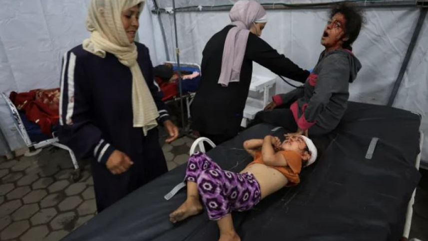 গাজার ফাহমি আল-জারজাওয়ি স্কুলে ইসরায়েলি হামলায় আহতদের চিকিৎসা দেওয়া হচ্ছে। ছবি: এএফপি