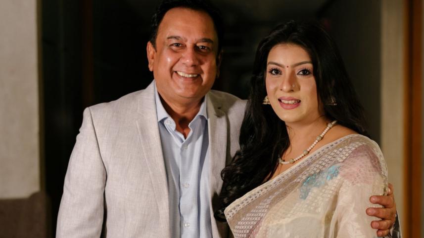 স্ত্রী মৌর সঙ্গে জাহিদ হাসান। ফাইল ছবি: স্টার