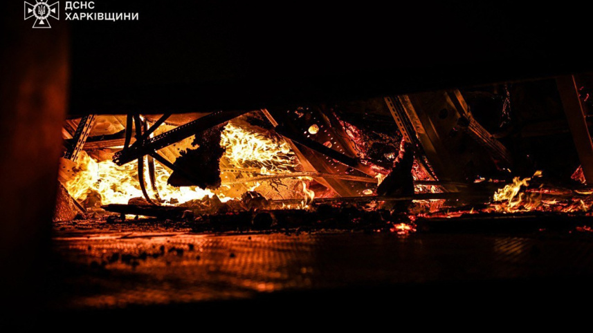 খারকিভে রুশ ড্রোন হামলার পর আগুন ধরে যায়। ছবি: এএফপি