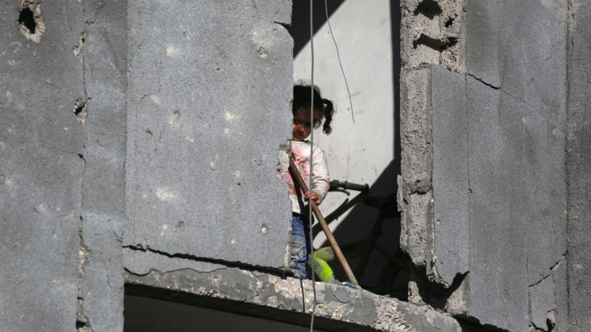 জাবালিয়ায় ইসরায়েলি হামলার পর ধ্বংসস্তুপ পরিষ্কারের কাজে সহায়তা করছে এক ফিলিস্তিনি শিশু। ছবি: এএফপি