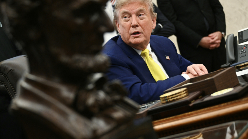 ওভাল অফিসে ট্রাম্প। ছবি: এএফপি