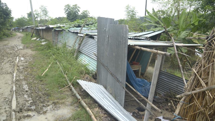 নওহাটা পৌরসভার বাঘসারা পুল এলাকার অন্তত ৭টি আদিবাসী পরিবারকে বাড়িছাড়া করা হয়েছে। ছবি: স্টার 