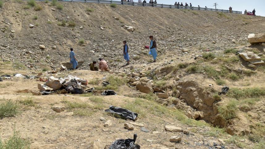 দুর্ঘটনাস্থলে উৎসুক আফগানদের আনাগোনা। ছবি: এএফপি