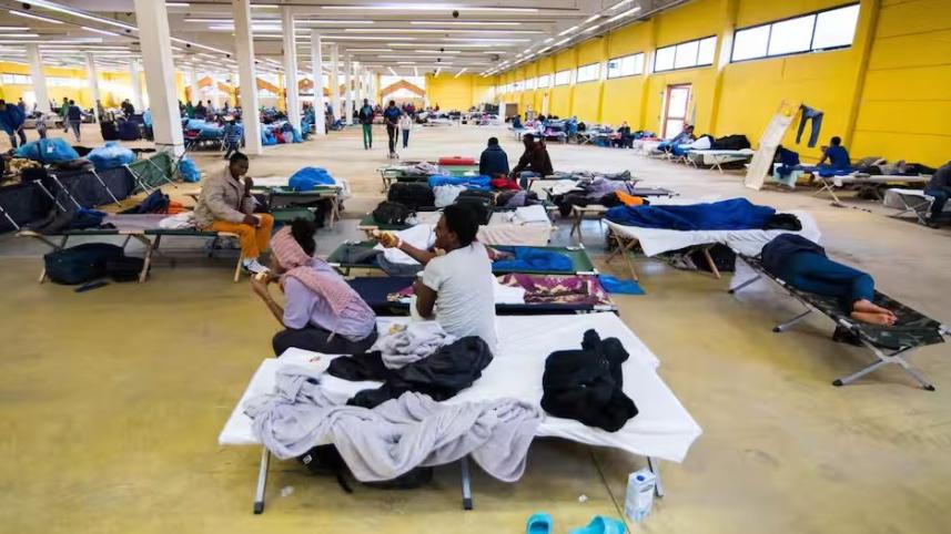 জার্মানির হামবুর্গে অস্থায়ী আশ্রয়কেন্দ্রে অপেক্ষা করছেন আশ্রপ্রার্থীরা। ছবি: এএফপি