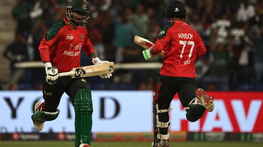 Bangladesh's captain Litton Das (L) and his teammate Towhid Hridoy run between the wickets