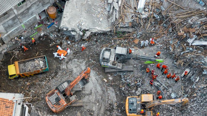 ইন্দোনেশিয়ায় ধসে পড়া স্কুলে এখনো উদ্ধার কার্যক্রম চলছে। ছবি: এএফপি