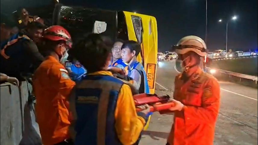 ইন্দোনেশিয়ায় বাস দুর্ঘটনার পর উদ্ধারকারীরা কাজ করছেন। ছবি: এএফপি